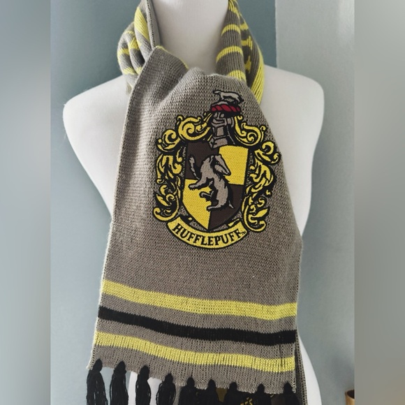 Wizarding World Of Harry Potter Accessories - Hufflepuff Scarf - Gray and Yellow